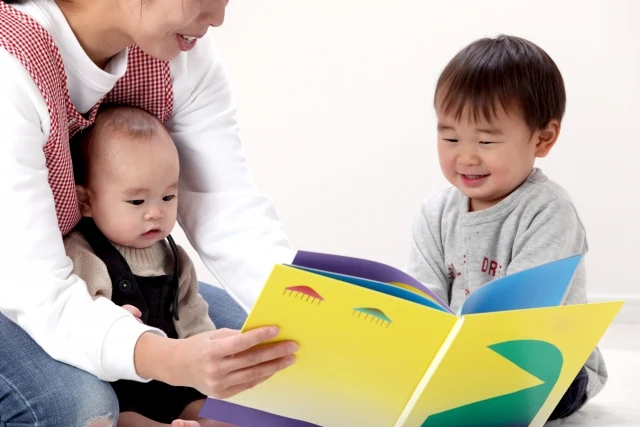 絵本の読み聞かせを楽しむ子どもたちのイメージ写真
